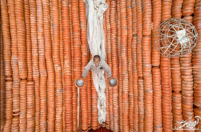 بار زدن هزاران دیگ سفالی به یک کشتی در بنگلادش/ زوما